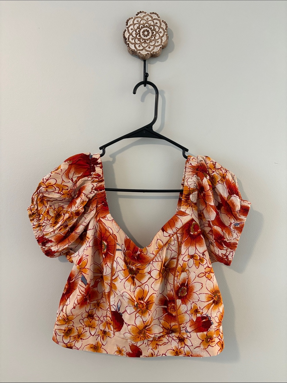 Puff-Sleeve Floral V-Neck Crop Top in Rust & Cream